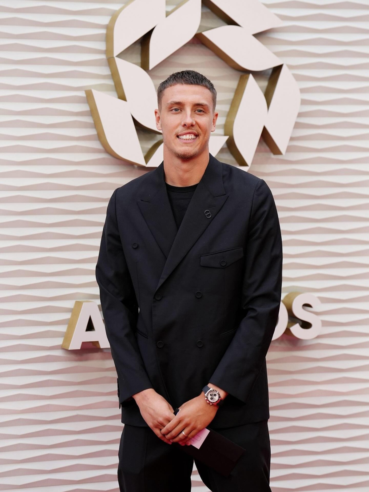 ماكسيم إستيف ببدلة من دار Dior