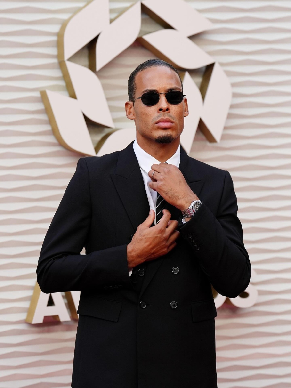 فيرديل فان دايك ببدلة سوداء بصفين أزرار