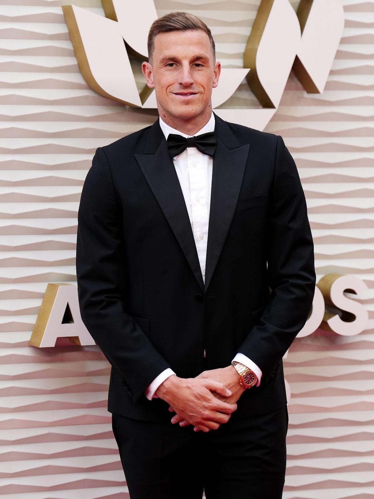 كريس وود ببدلة سوداء كلاسيكية ونسقها بطريقة تقليدية