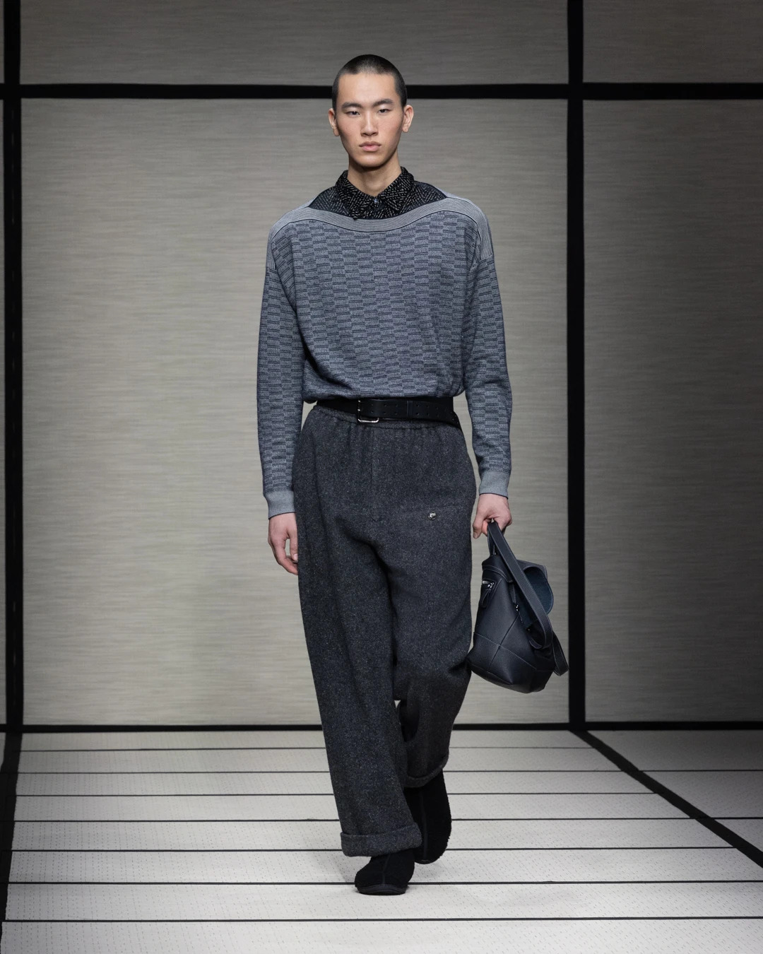 تنسيق درجات الرمادي بطريقة مميزة في إطلالة واحدة 