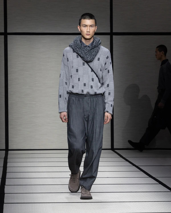 إطلالة بسيطة أنيقة بلون رمادي حيادي ووشاح مميز