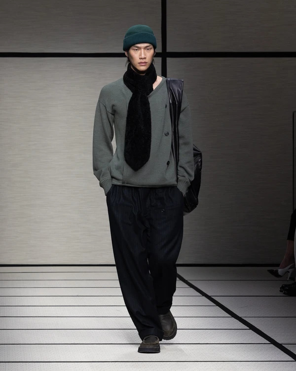 كنزة صوفية مع قبعة صوفية مميزة وسروال واسع ومصقول