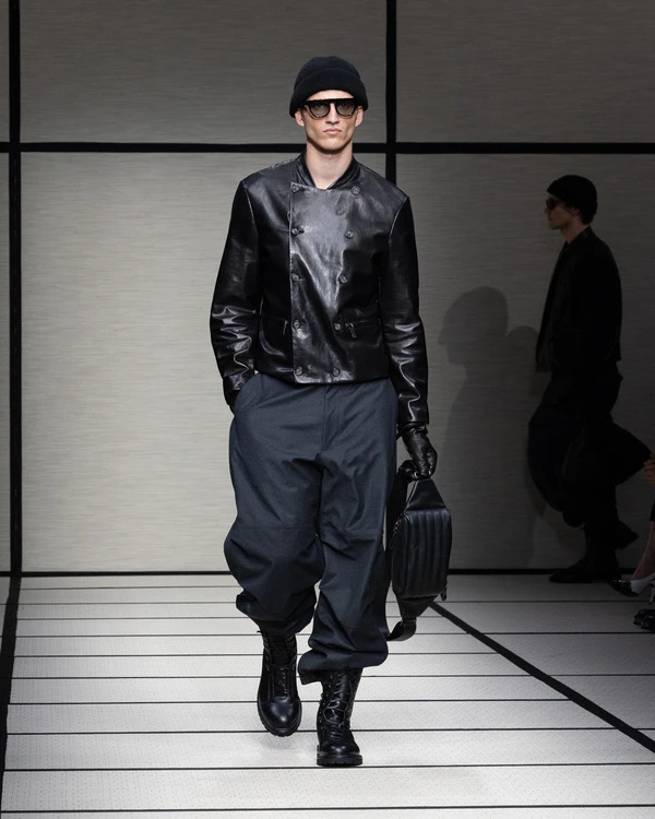 السترة الجلدية مع الحذاء عالي الرقبة فوق السروال