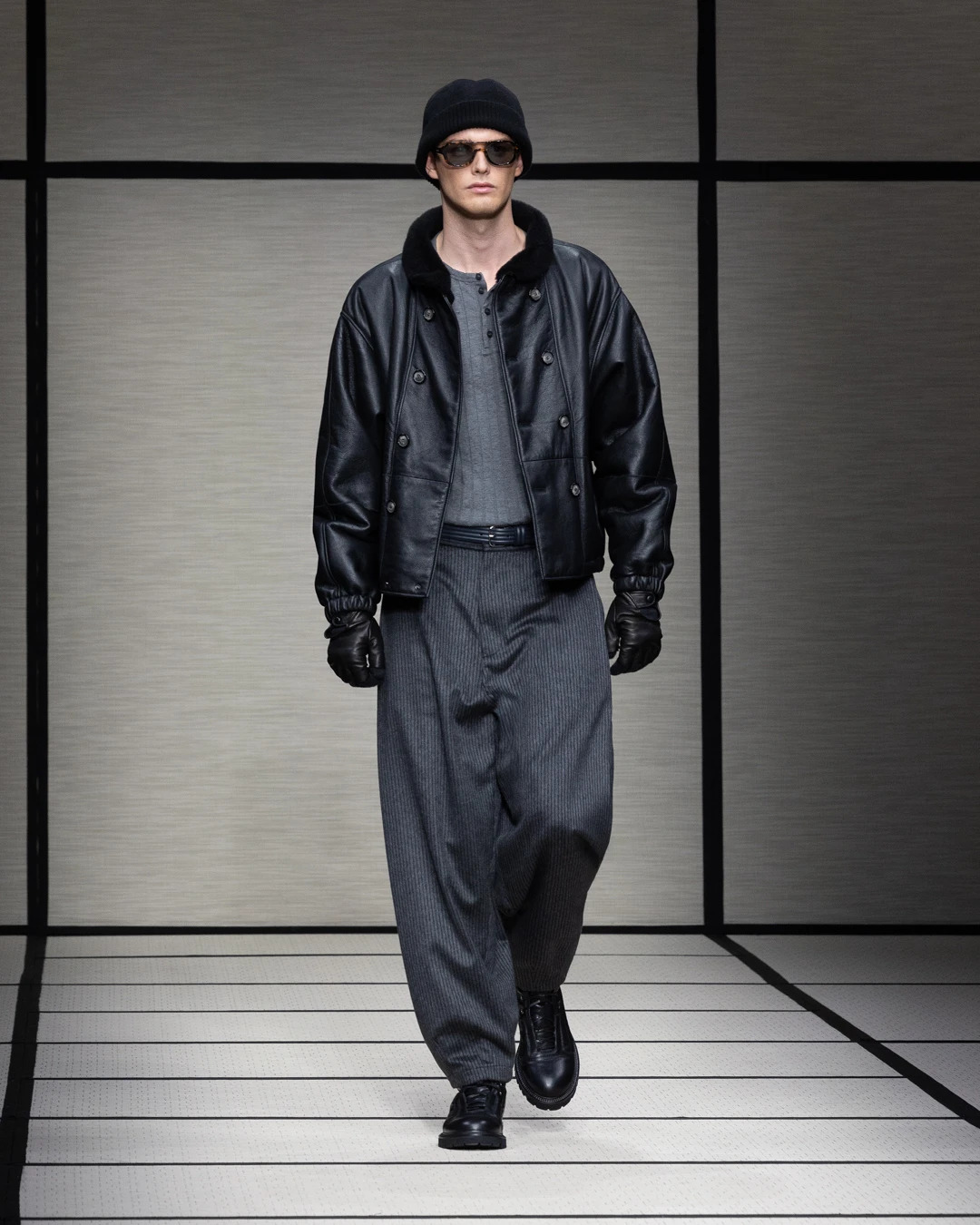 سترة جلدية مميزة بلون أسود