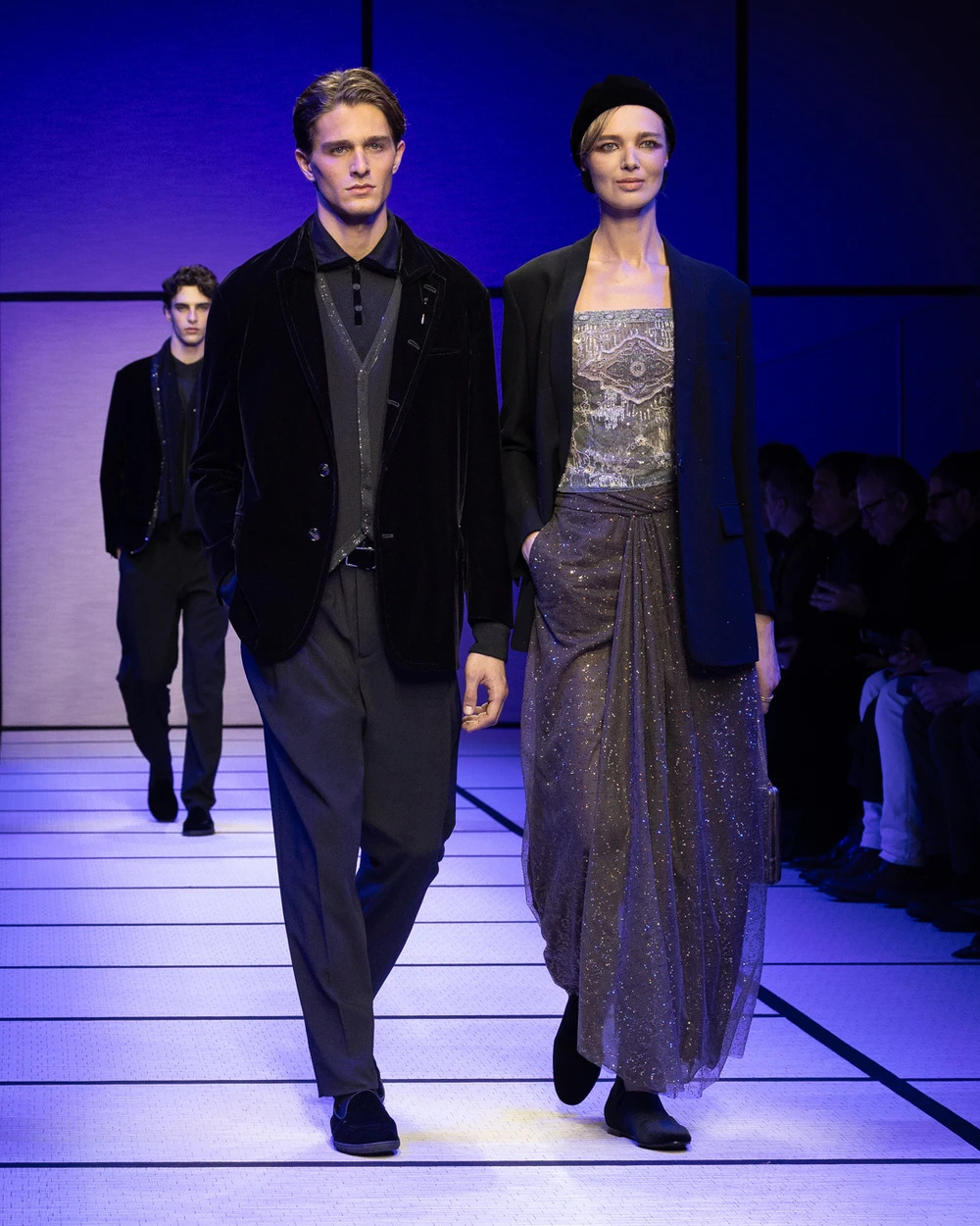 تنسيق مميز لسترة مخملية مع صدرية أنيقة