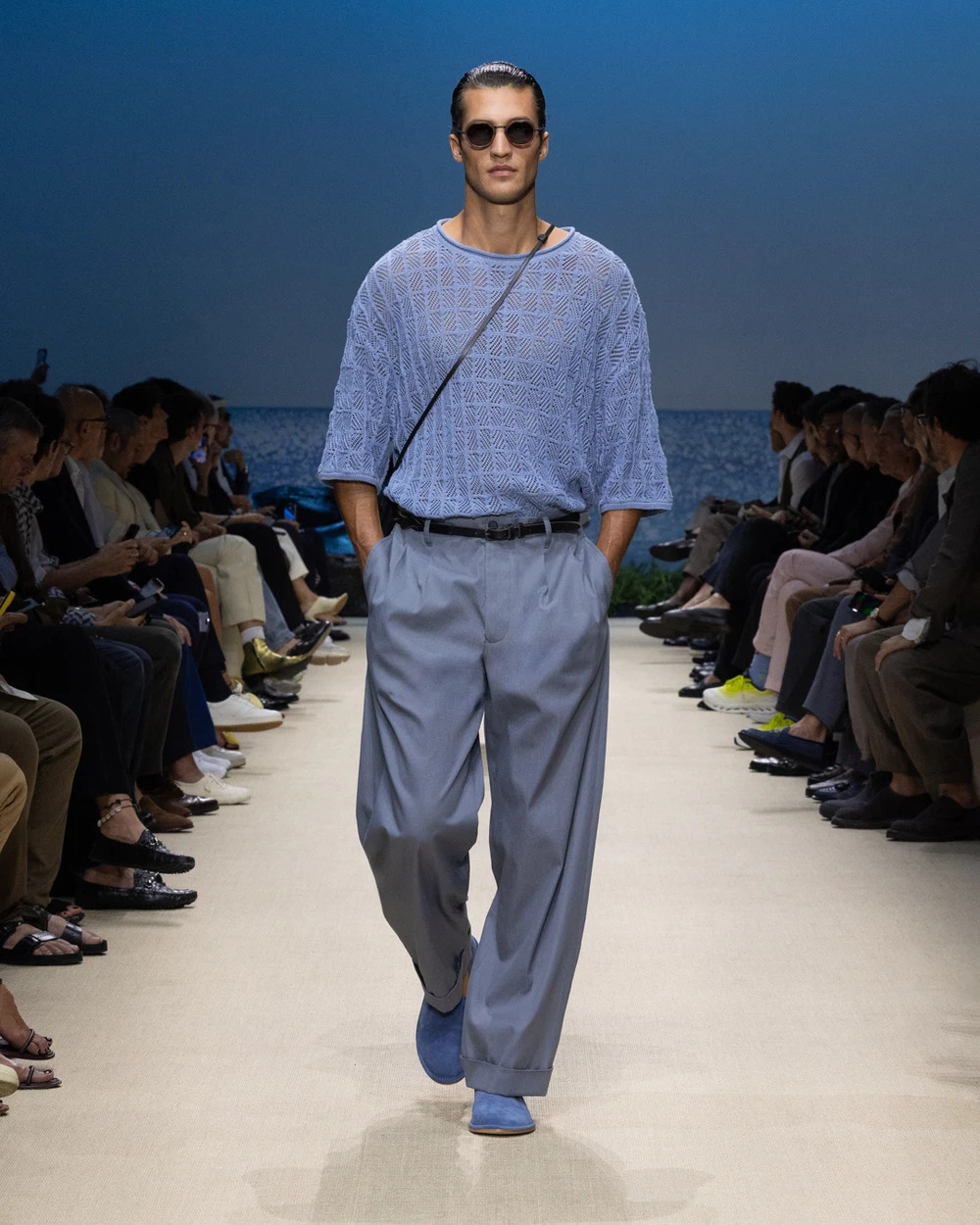 إطلالة أنيقة ومريحة بدرجة أزرق منعشة في الجو الحار 