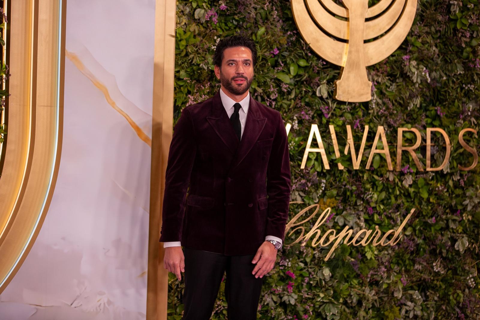 حسن الرداد بسترة مخملية بلون برغندي