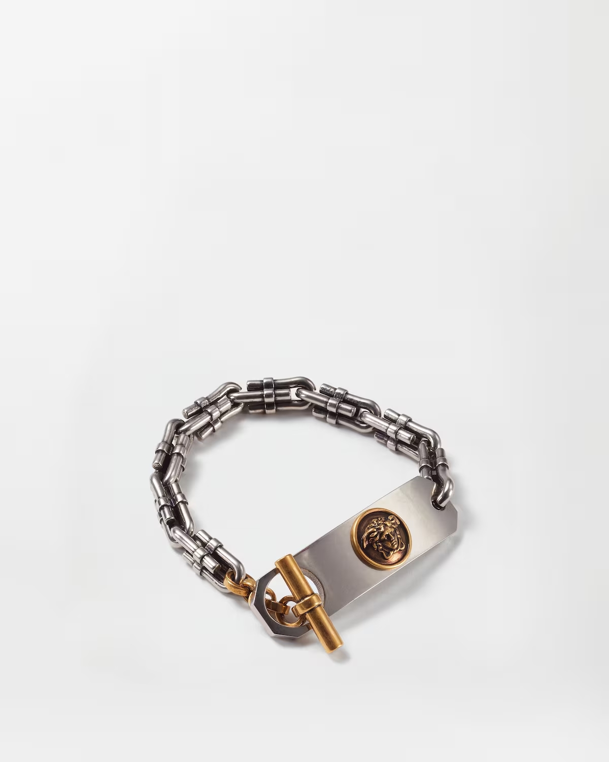 سوار من Versace بتصميم يجمع بين اللونين الفضي ووالذهبي