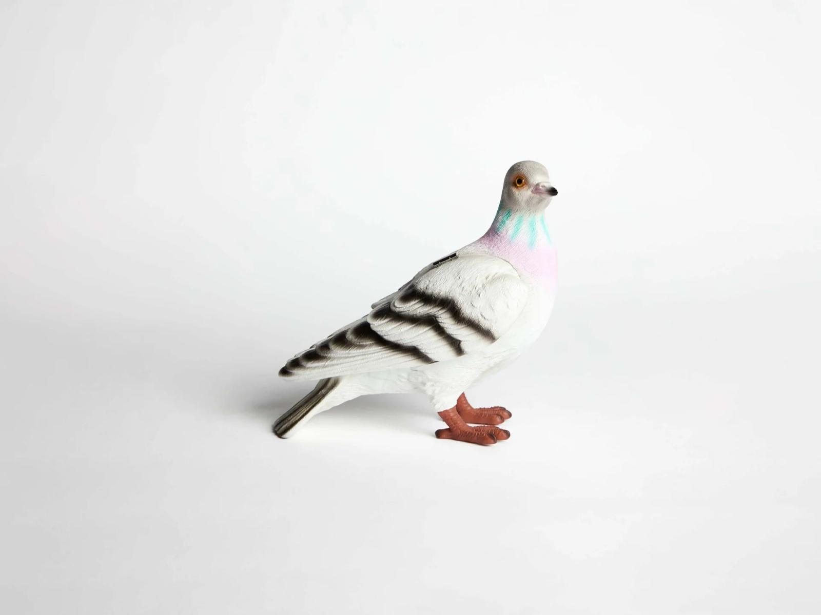 حقيبة على شكل الحمامة بحجمها الطبيعي