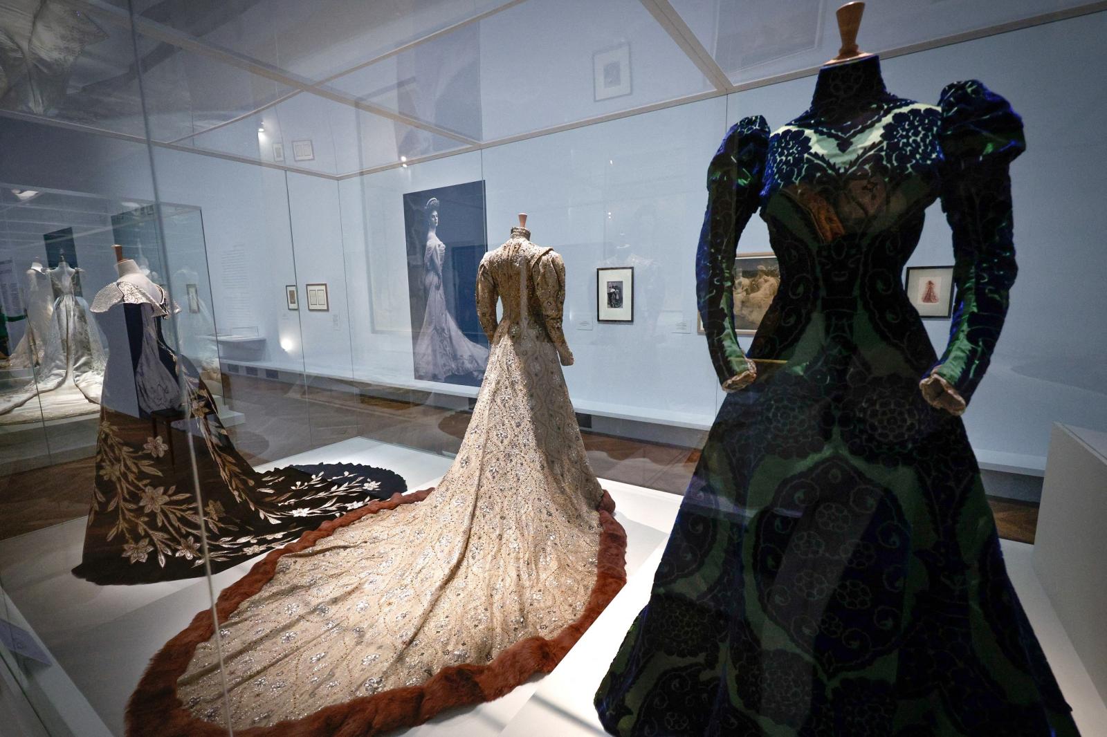 تصاميم تشارلز فريدريك وورث التي أثارت ثورة في عالم الموضة