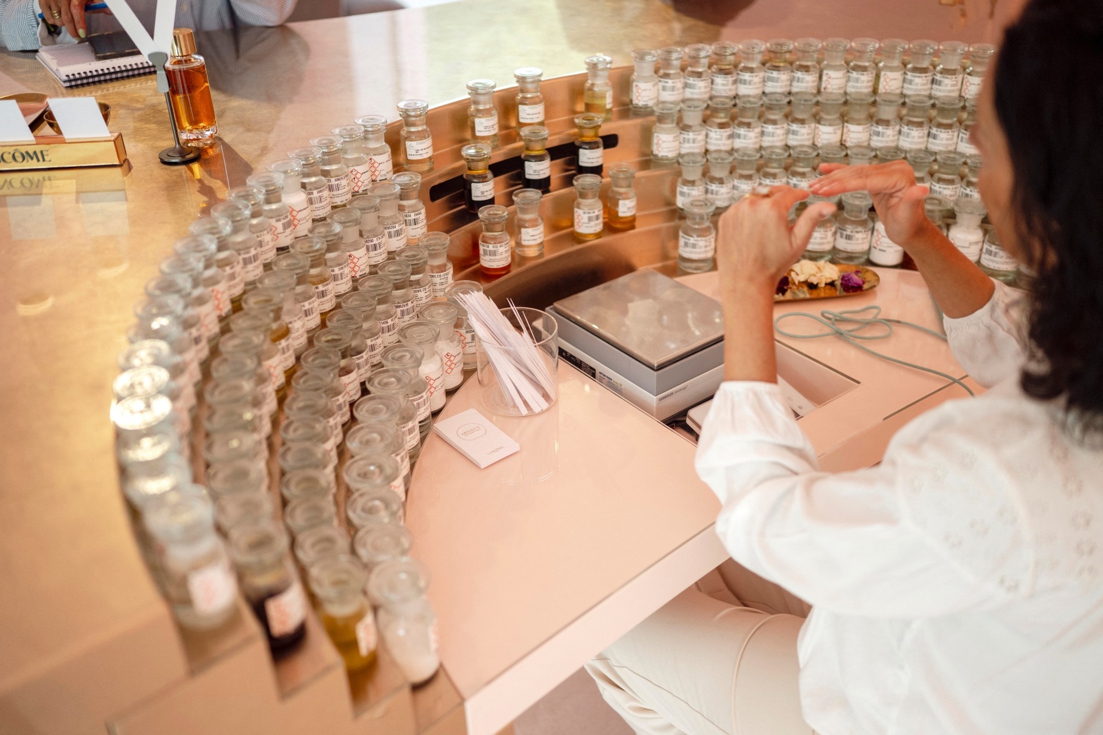 أحد مصانع العطور في قرية جراس الفرنسية