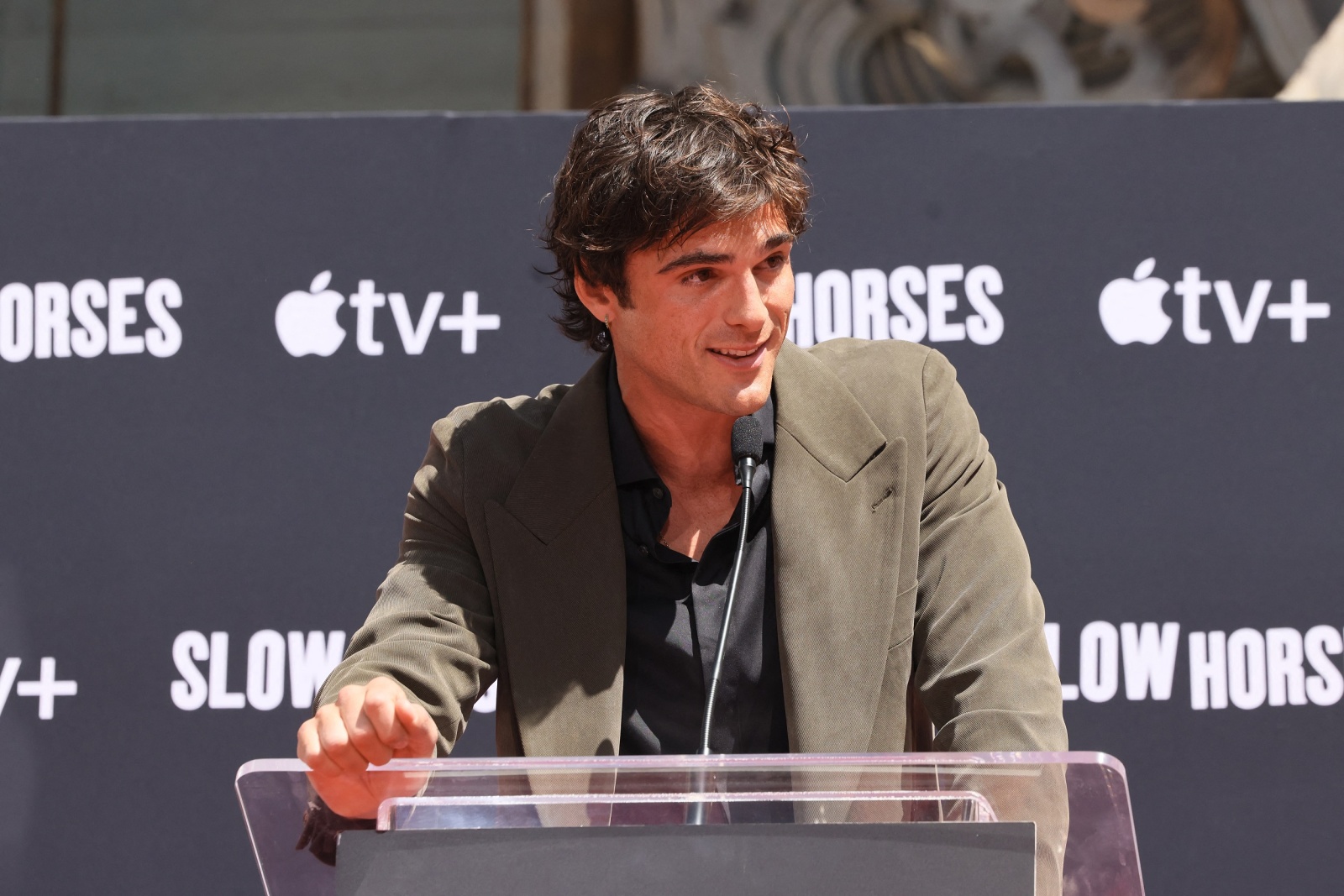  جاكوب إلوردي بشعر عشوائي مميز