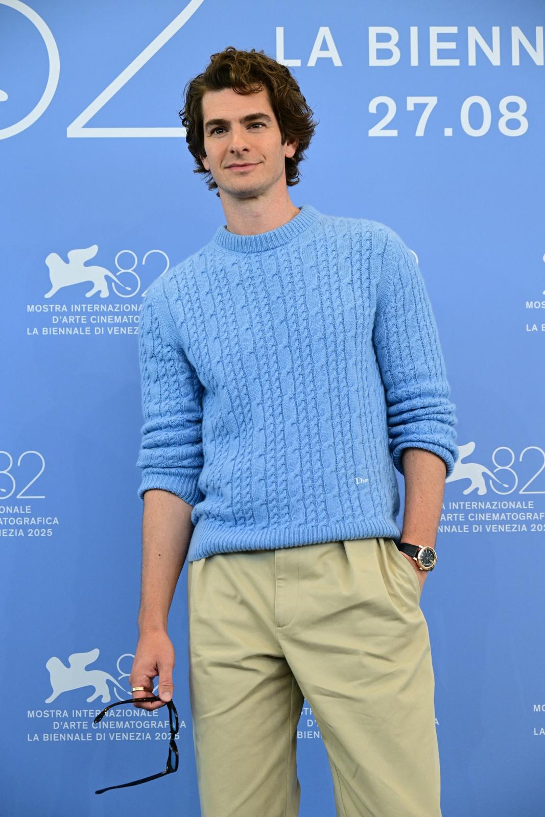 أندرو جارفيلد بإطلالة كاجوال مميزة بستايل Old Money