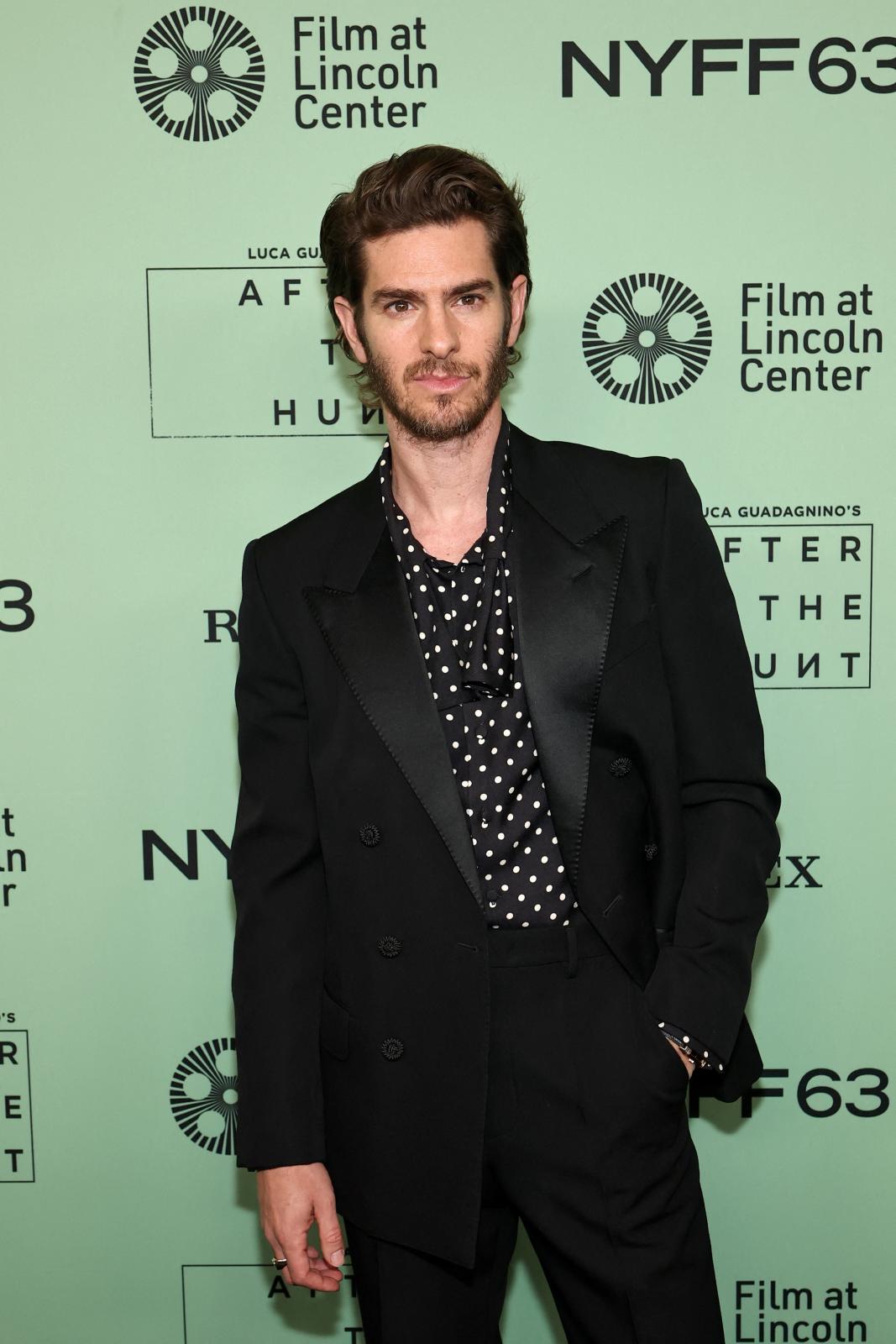 أندرو جارفيلد ببدلة أنيقة وقميص Polka Dots مميز 