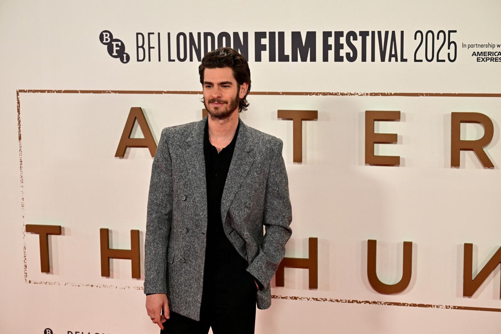 أندرو جارفيلد بإطلالة كلاسيكية أنيقة 