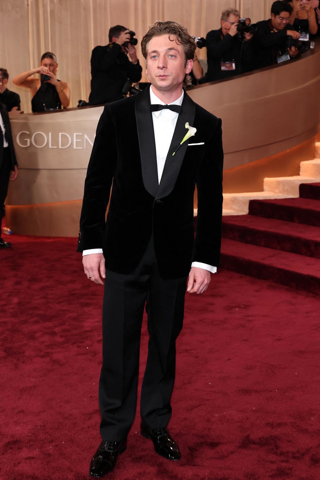 إطلالة بسيطة ودبوس بتصميم زهرة الكالا لجيرمي آلان وايت