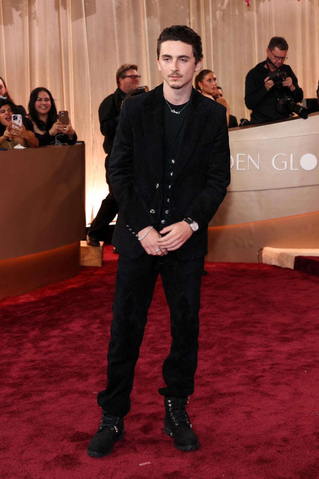 تيموثي شالاميه بمجوهرات وساعة مميزة في حفل جولدن جلوب 