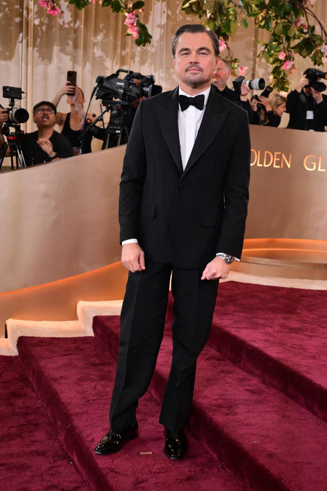 إطلالة كلاسيكية لليوناردو دي كابريو في جولدن جلوب زينها بساعة من رولكس 