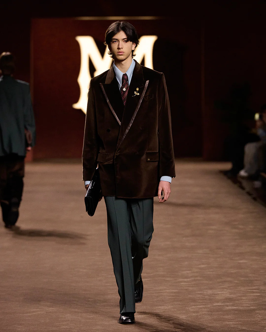 سترة مخملية بلون بني أنيقة