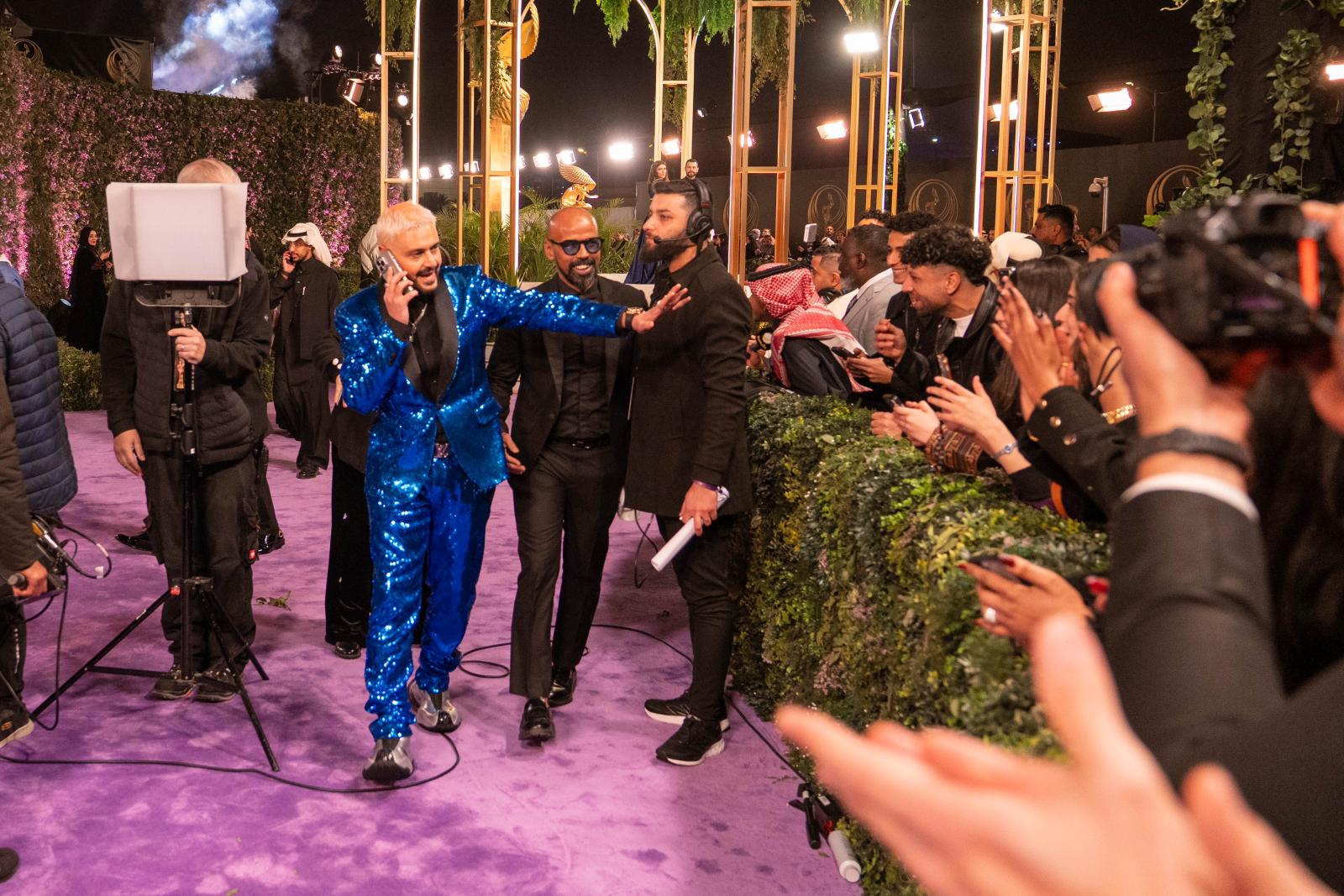 رامز جلال ببدلة زرقاء لامعة في جوي أووردز 