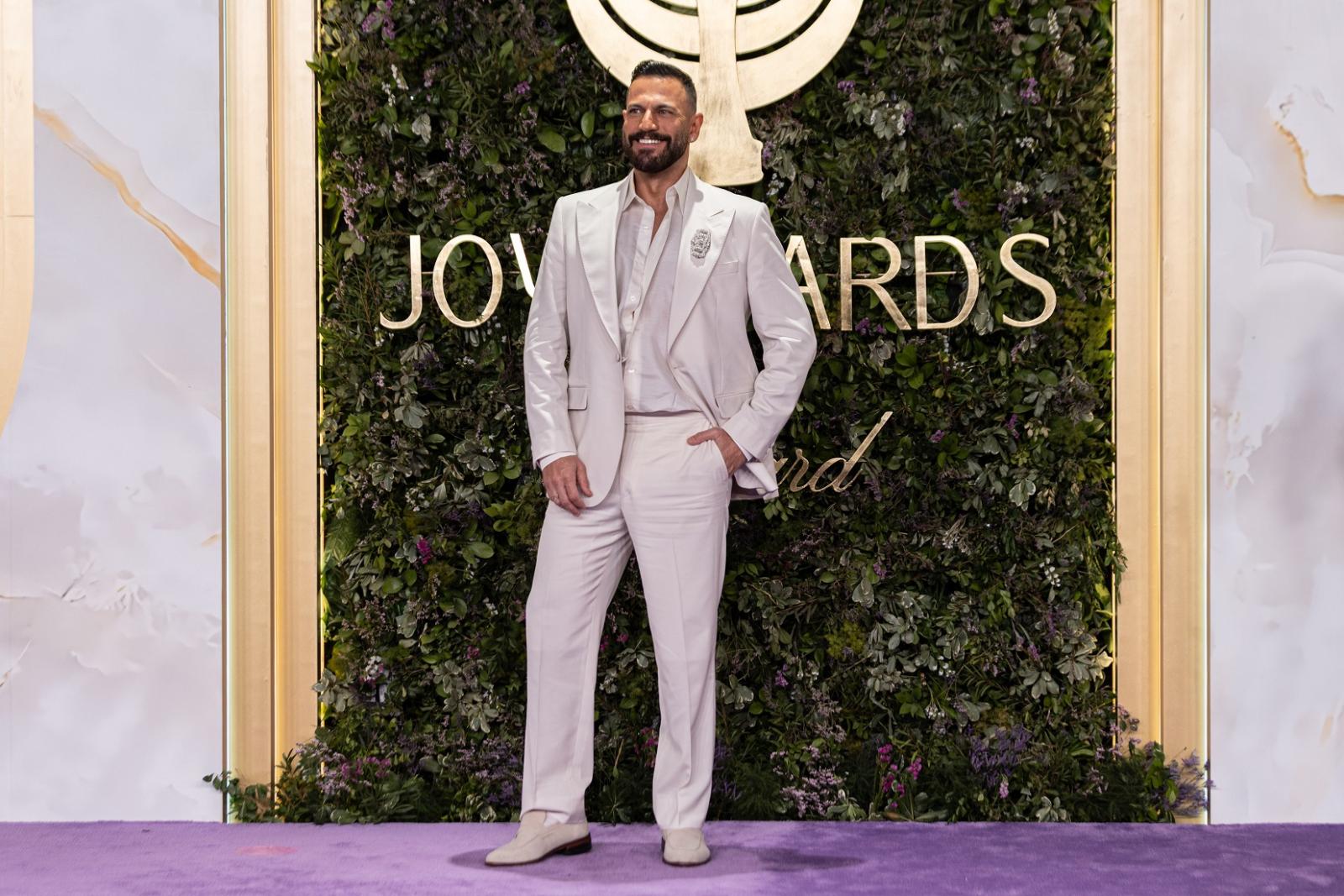 بدلة بيضاء أنيقة ومجوهرات مميزة لنيقولا معوض