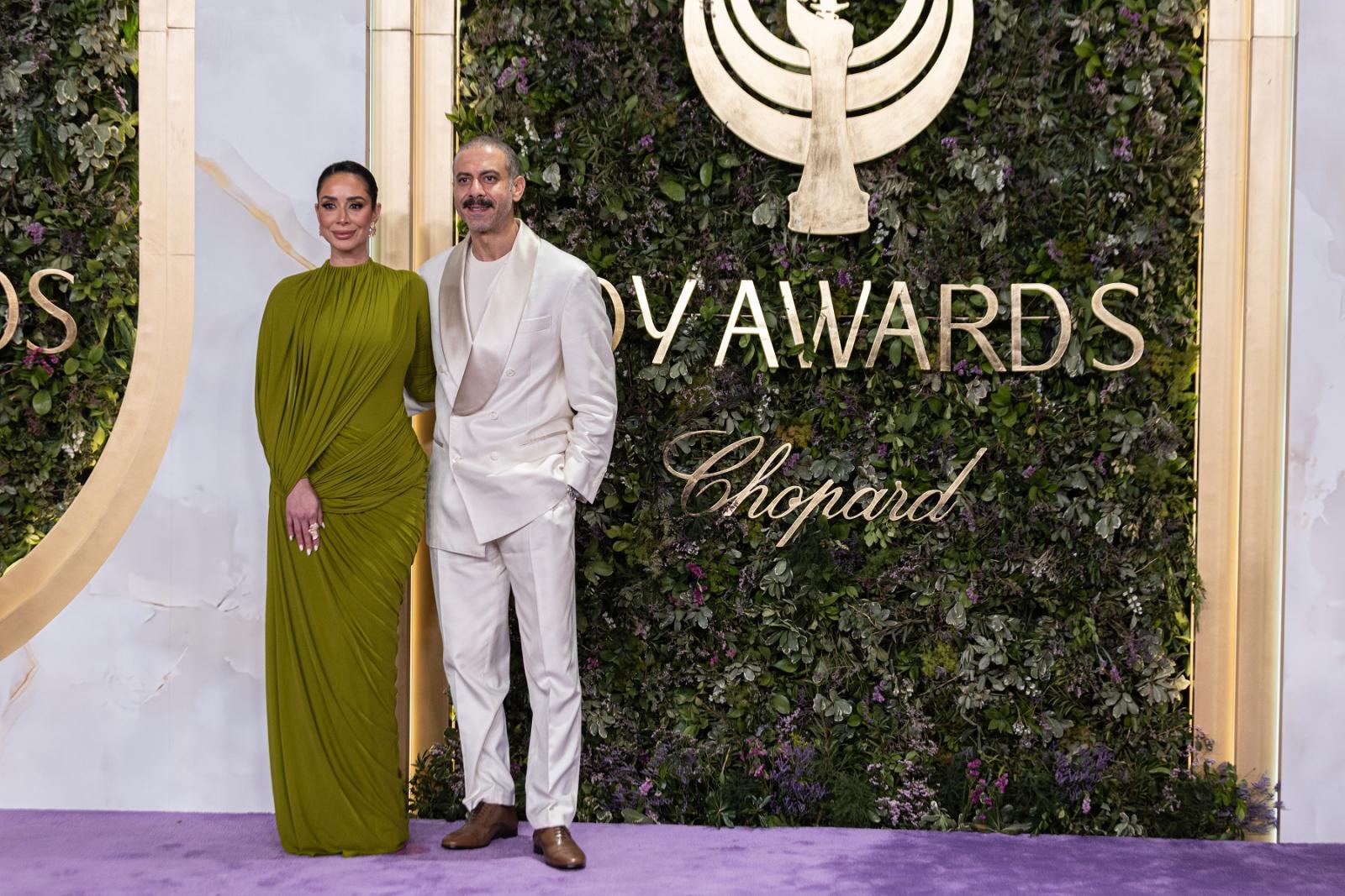 محمد فراج مع زوجته بسنت شوقي على السجادة اللافندر