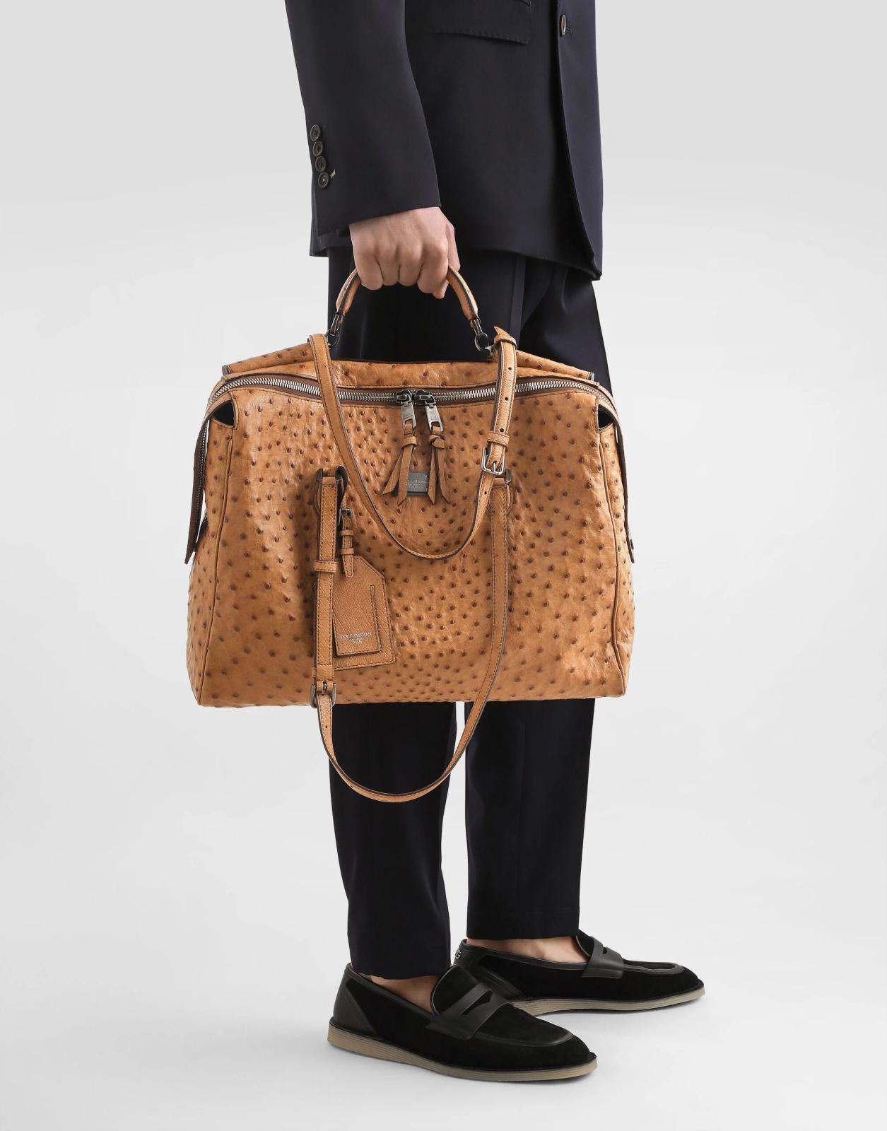 حقيبة من  Dolce & Gabbana كبيرة في الحجم، من أبرز صيحات موضة ربيع وصيف 2026