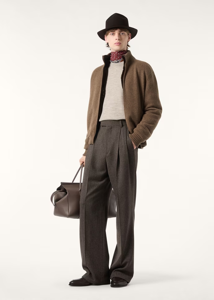 قبعة ووشاح وحقيبة للظهور بإطلالة أنيقة