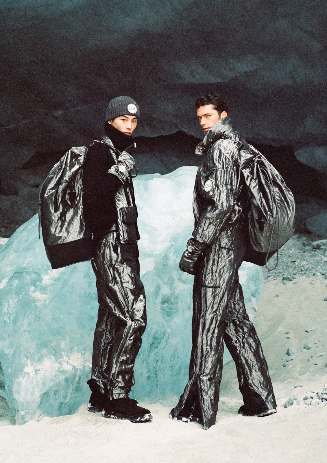 اللون المعدني منتشر في التصاميم الرجالية في مجموعة أرماني نيف الجديدة