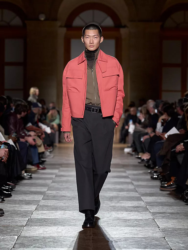 سترة قصيرة بلون خاطف للأنظار