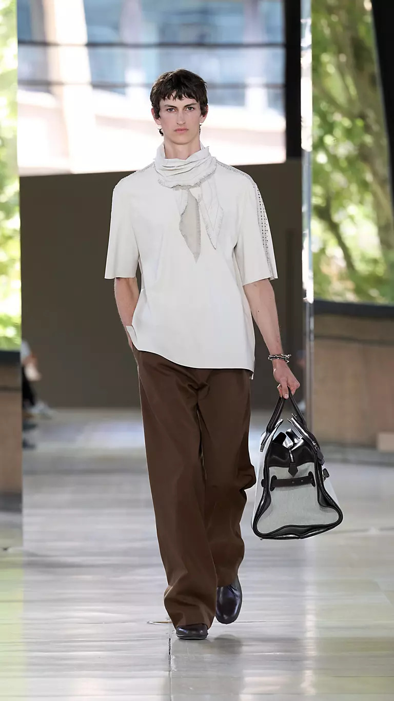 وشاح بسيط من Hermes بنفس لون الملابس لكن تأثيره أنيق في إطلالتك البسيطة 