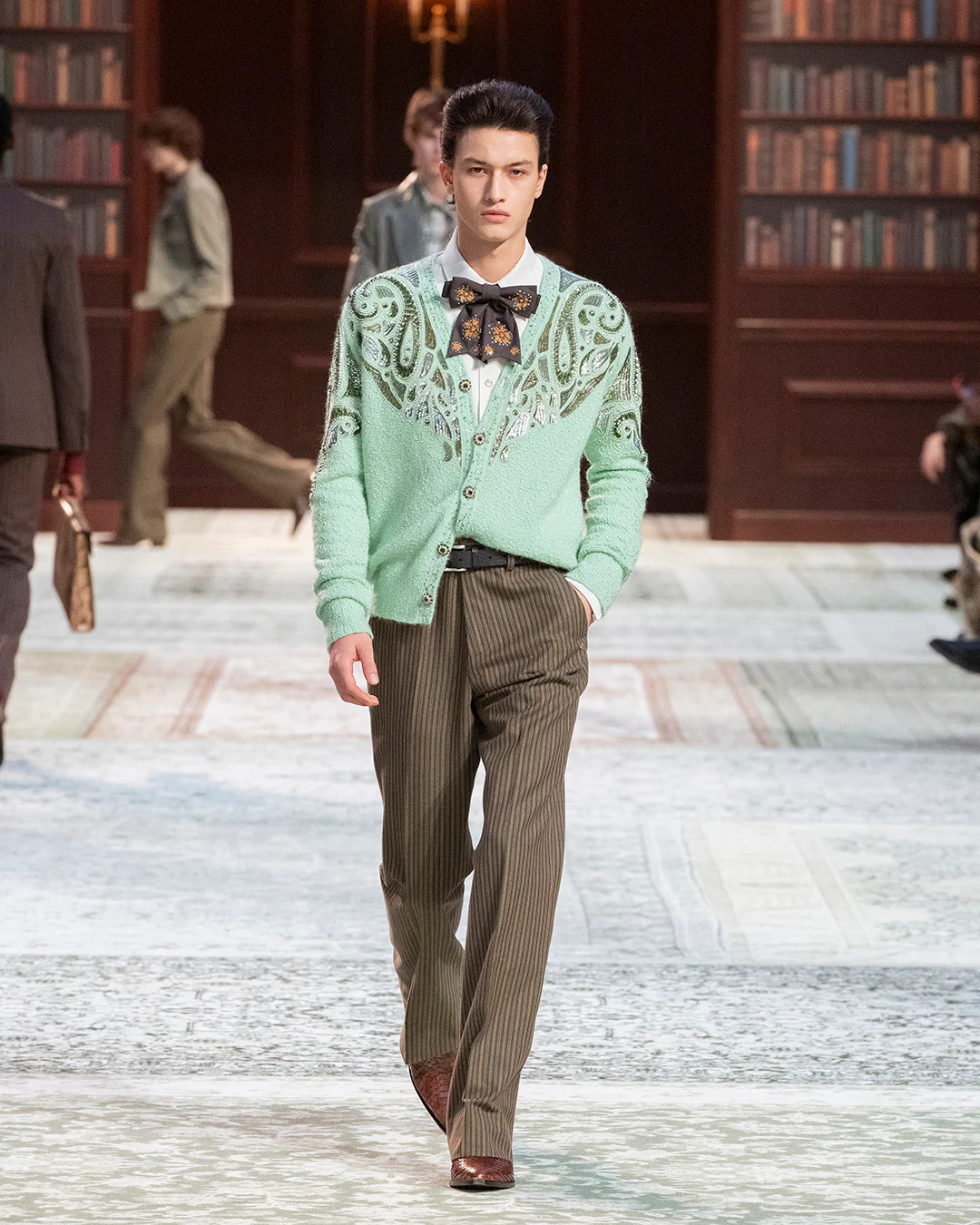 كارديجان بلون مميز مع تنسيق لألوان نابضة بالحياة