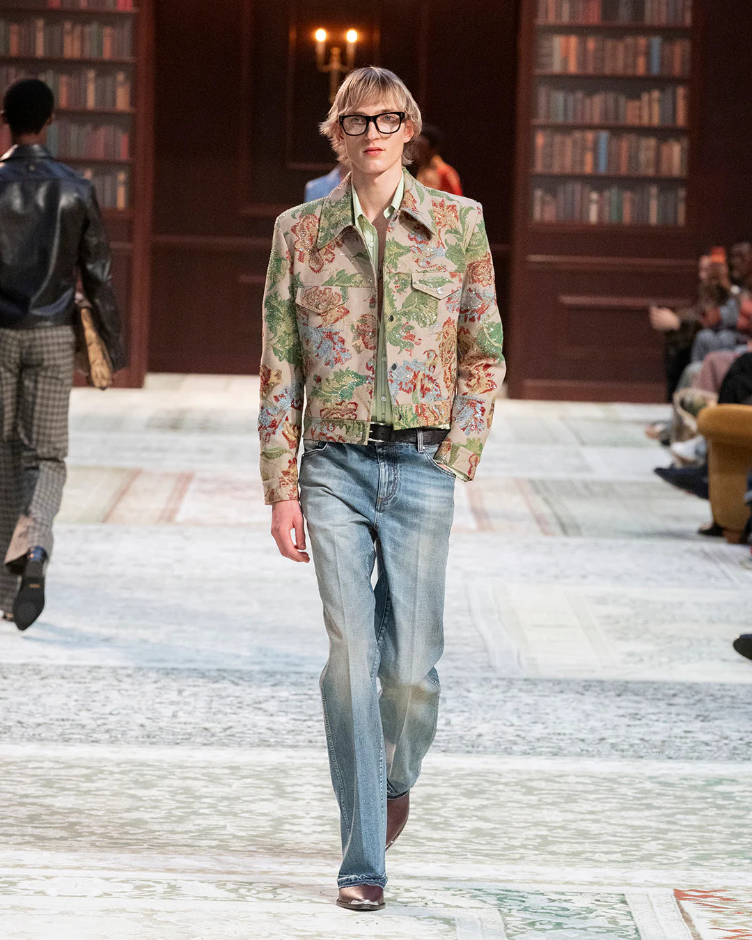 سترة بطبعات ملون مع سروال جينز 