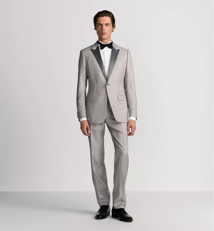 بدلة رمادية أنيقة بطباعة لشعار ديور مع ياقة من الساتان