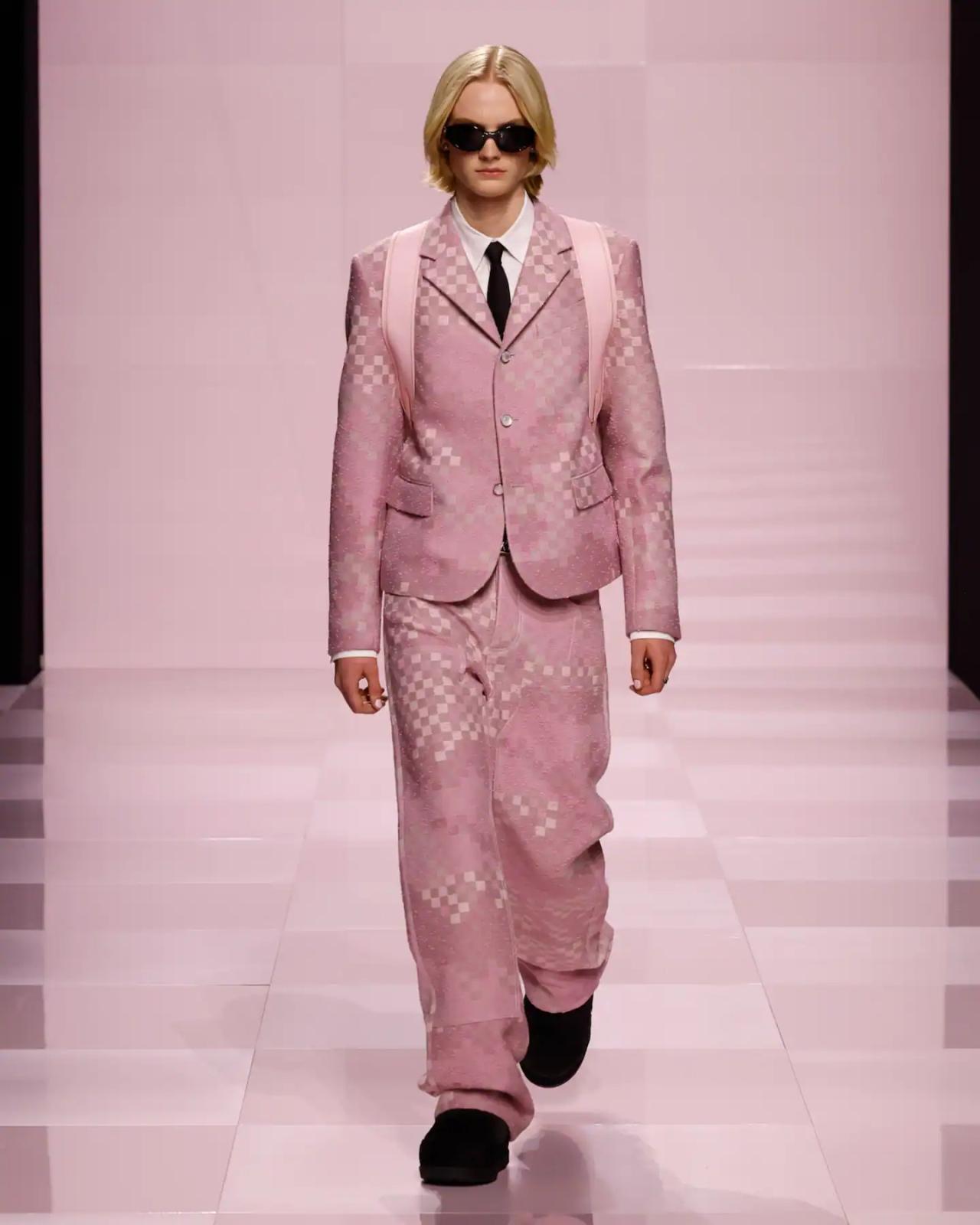 بدلة وردية بطباعة مونوغرام دار لويس فيتون