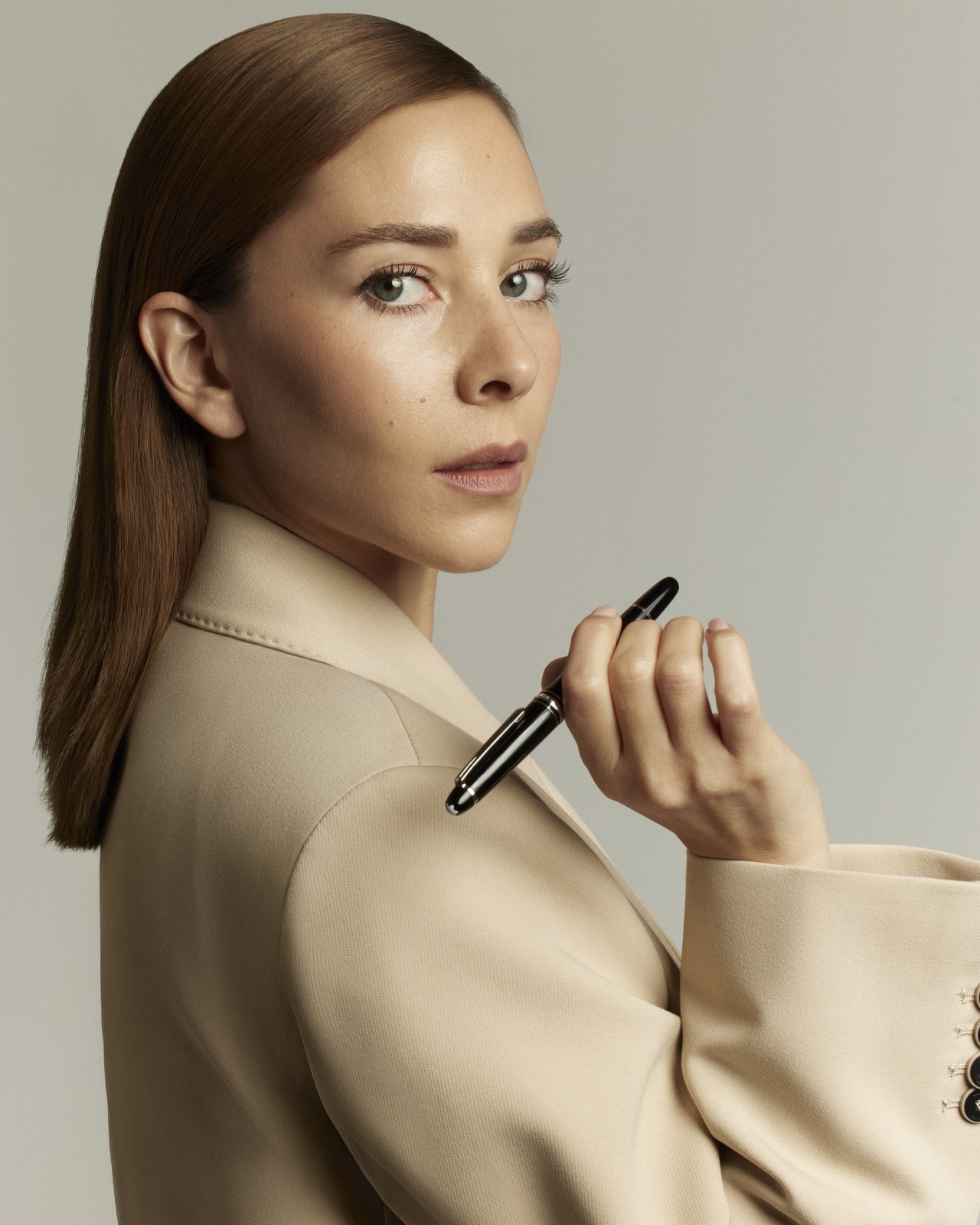 فاطمة البنوي هي فنانة سعودية شاملة تجيد التمثيل والكتابة والإخراج