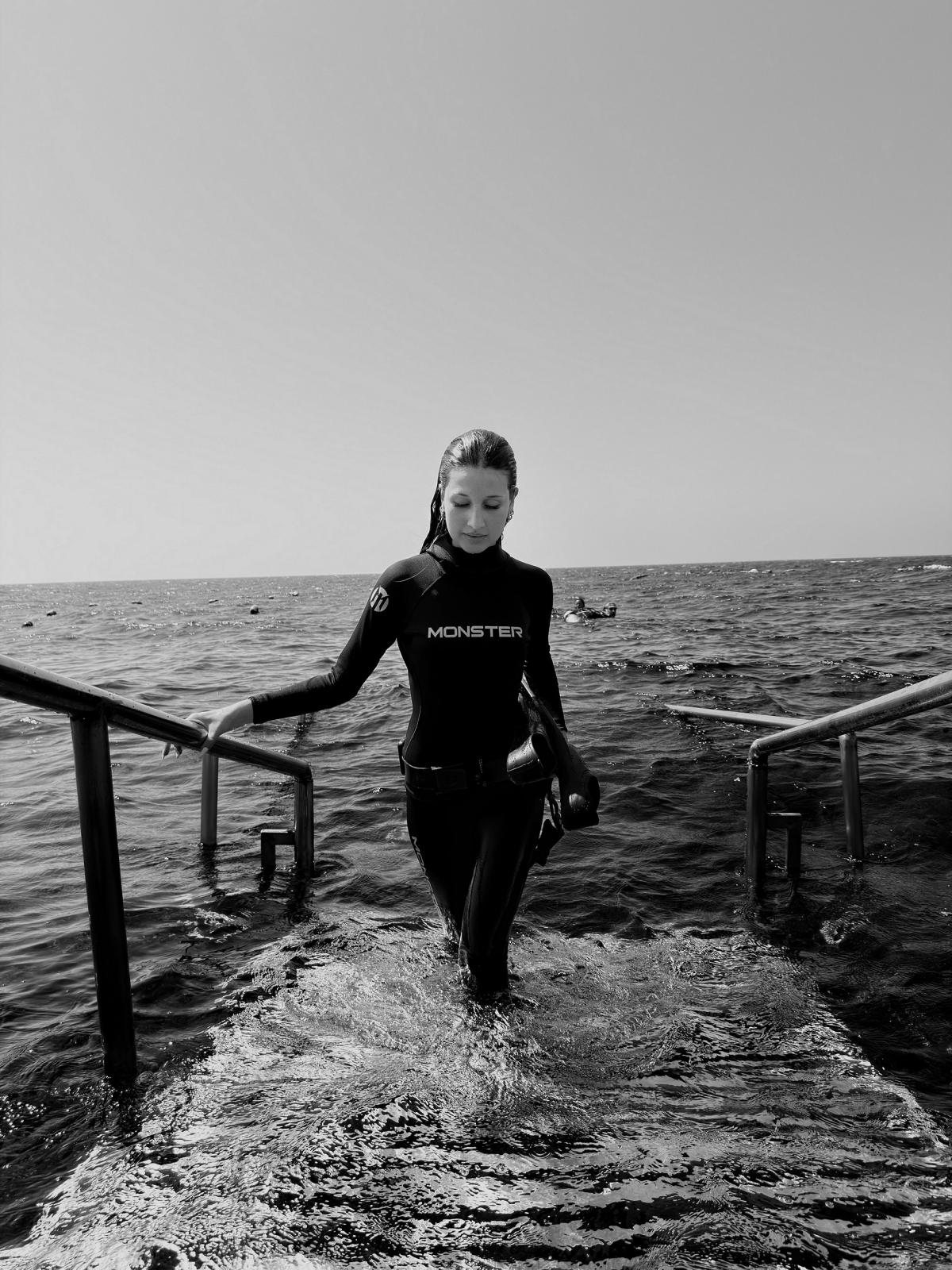 صورة لأنشطة بحرية بالأبيض والأسود