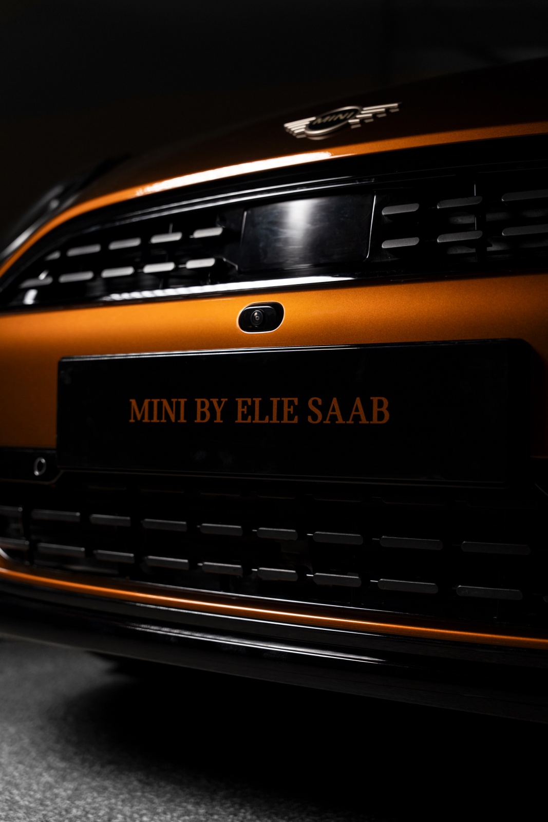 لون بني مميز وأنيق لسيارة Mini الجديدة