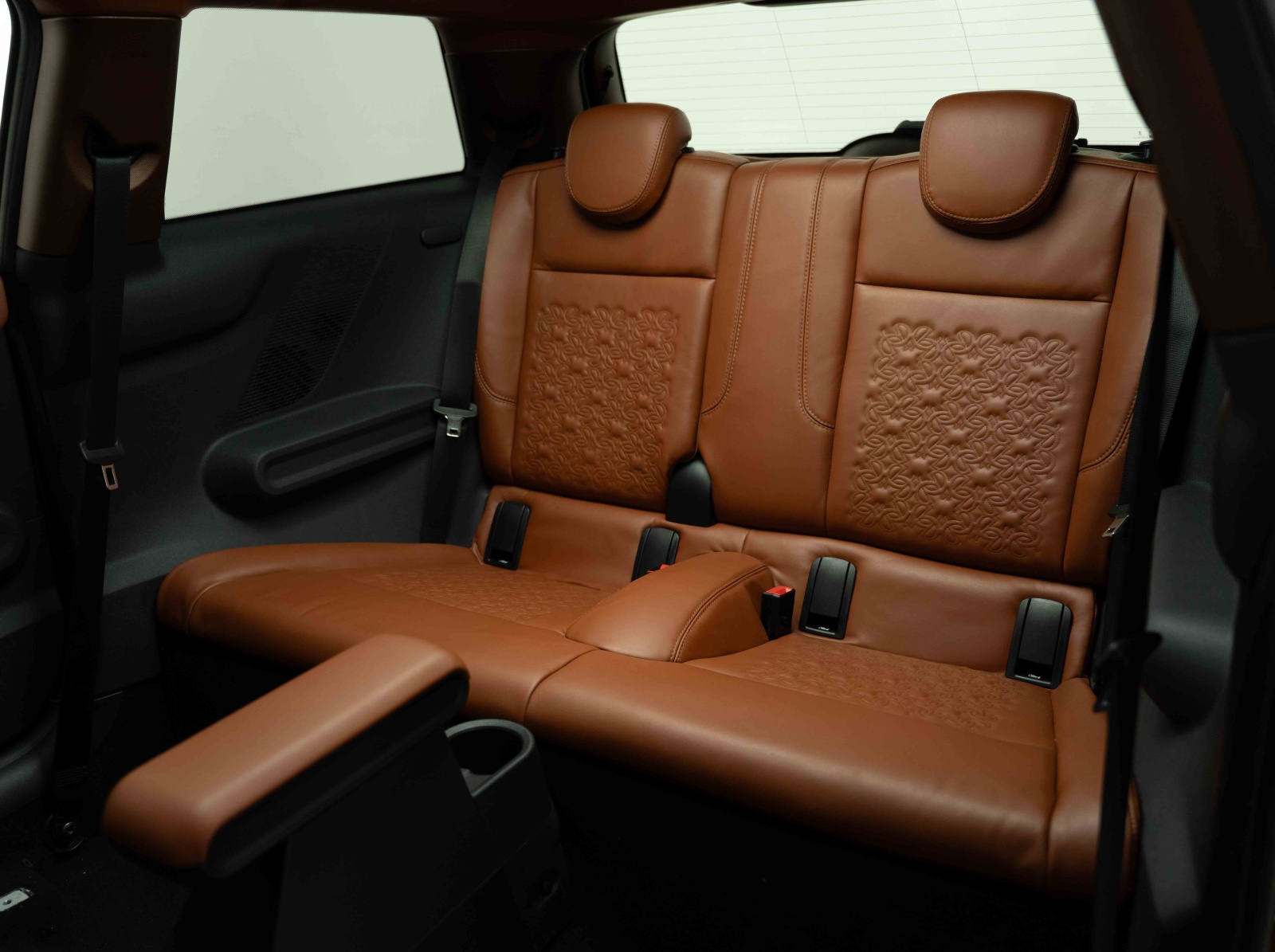 تصميم السيارة من الداخل ويكشف عن تطريزات المقاعد بشعار الدر