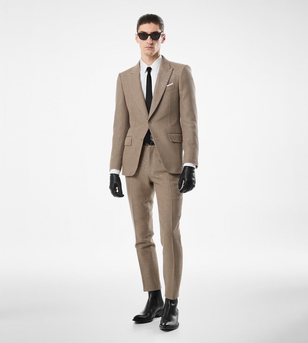 بدلة لامعة باللون البيج تصلح للسهرات