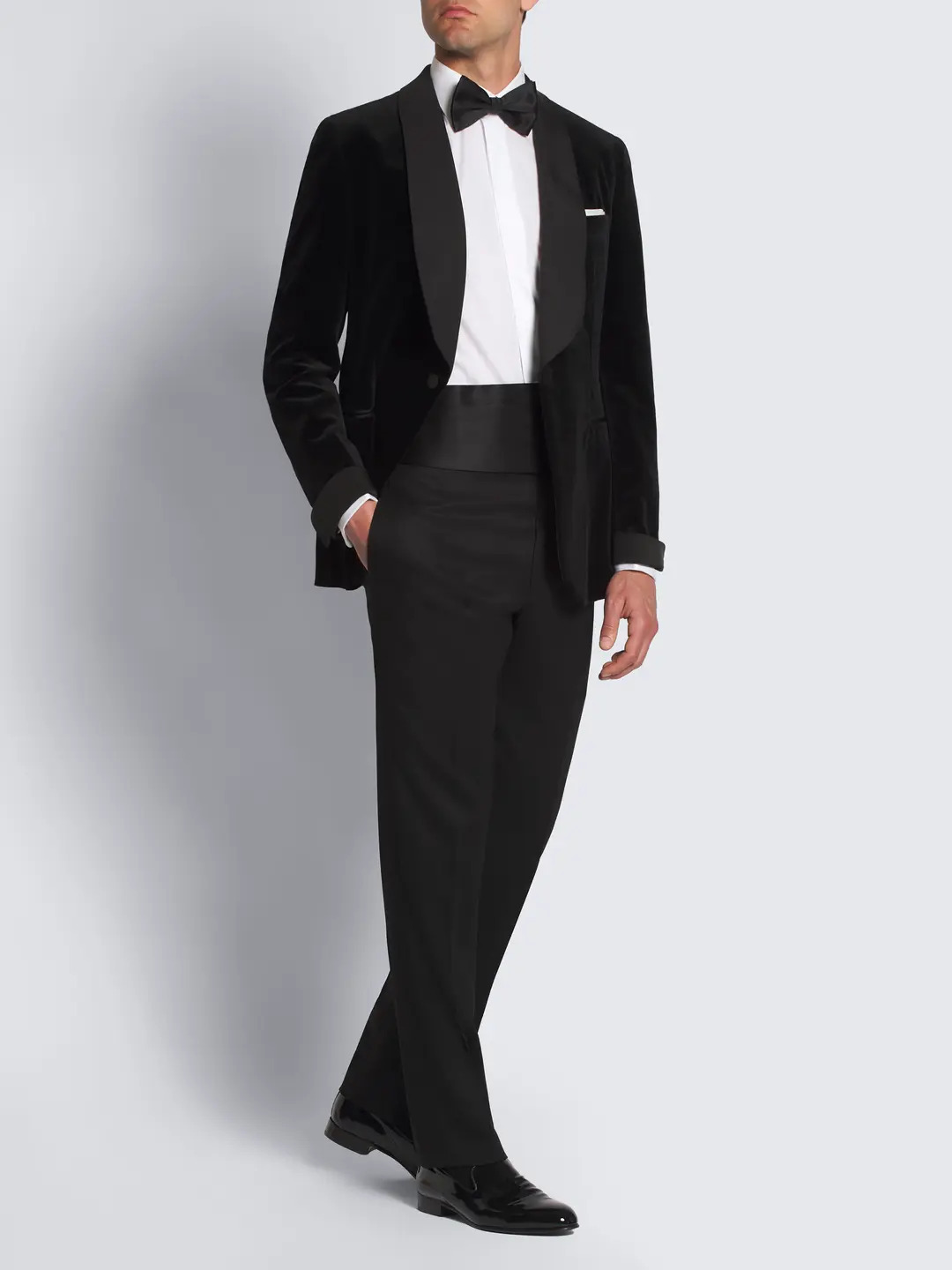 سترة مخملية بياقة ساتان لتحقق شرط البدلة التوكسيدو 