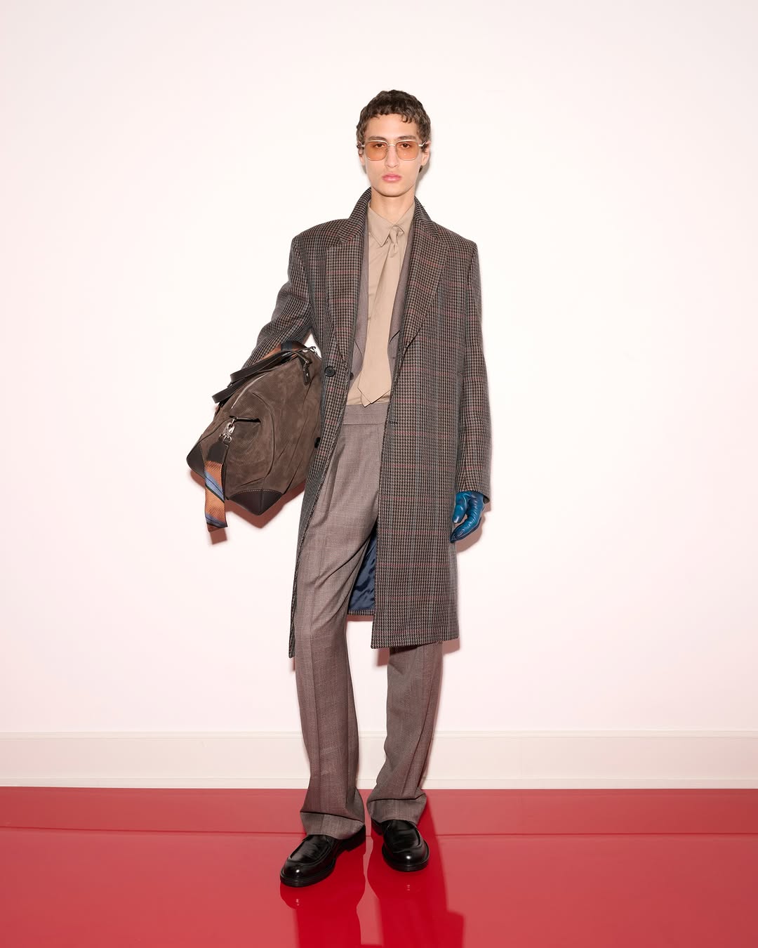 معطف أنيق وقفازات بلون خاطف