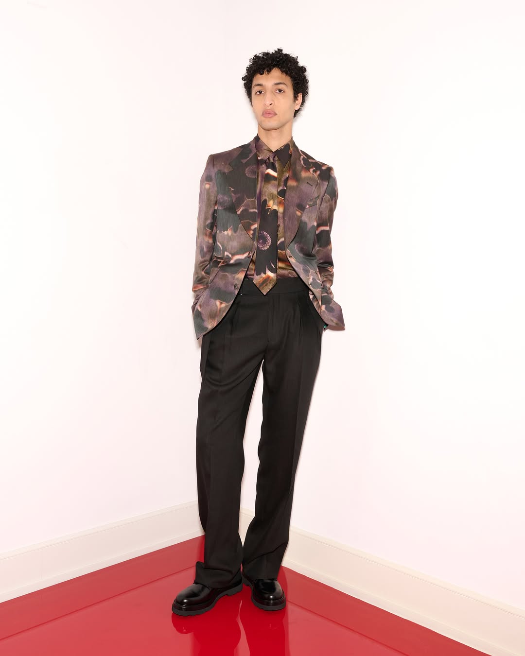 طبعات متطابقة بين القميص ورابطة العنق والسترة