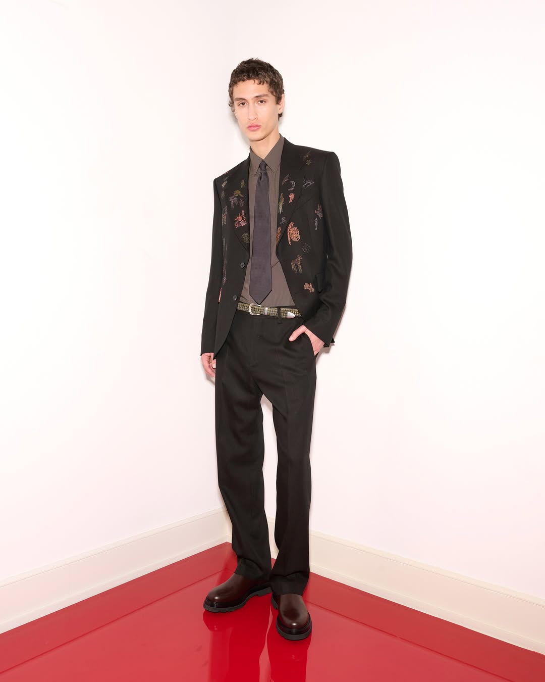 سترة مطرزة بخيوط ملونة