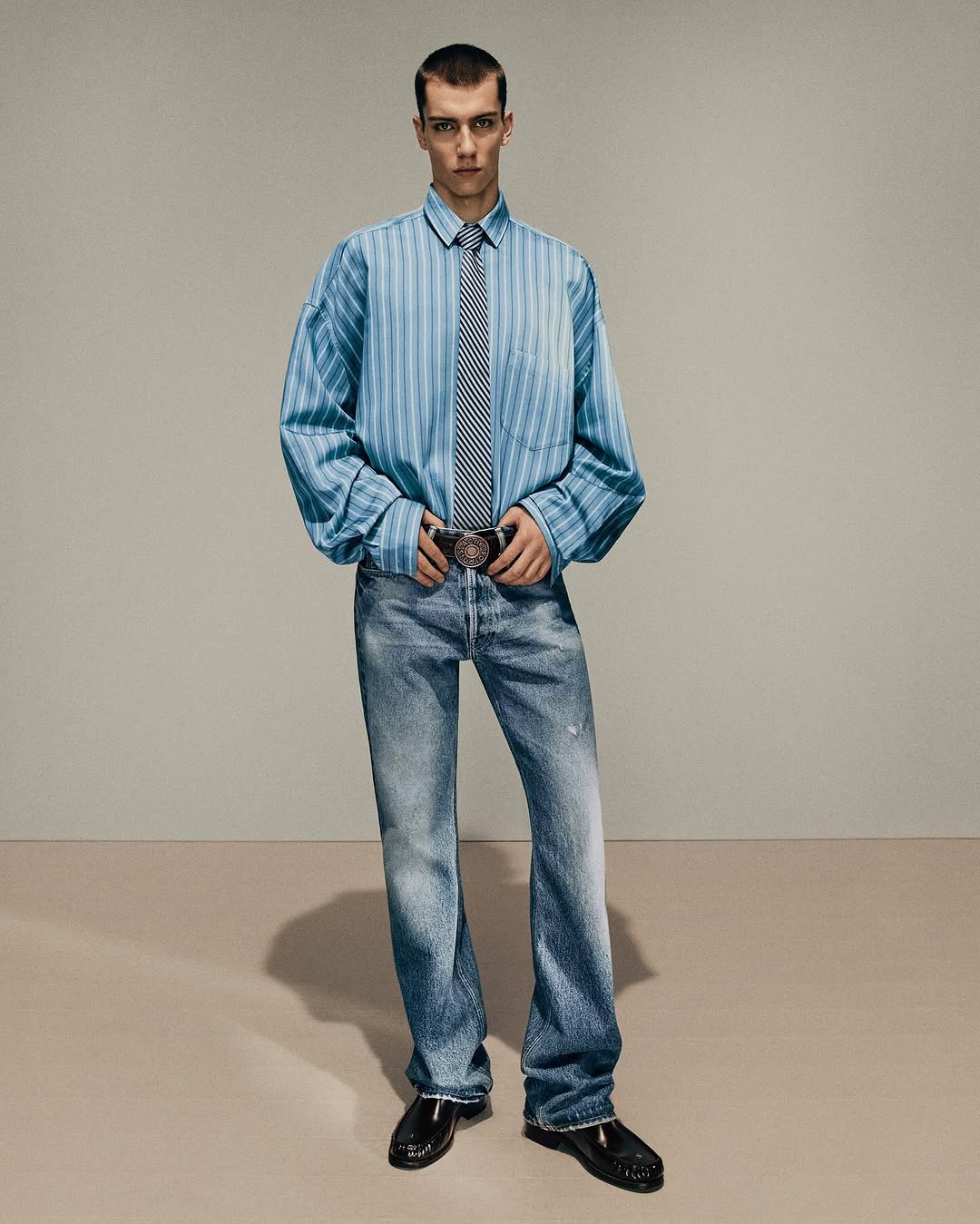 تنسيق السروال الجينز مع القميص بخطوط طولية صيحة لا تنتهي