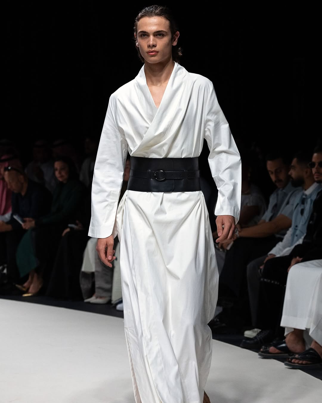 حزام أسود على جلباب أبيض مميز