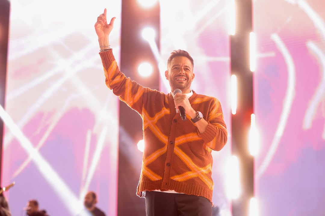 إطلالة أنيقة مميزة لمحمد حماقي