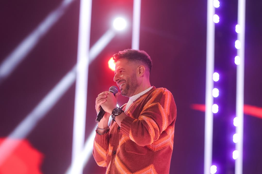 صورة أوضح لإطلالة محمد حماقي وساعته