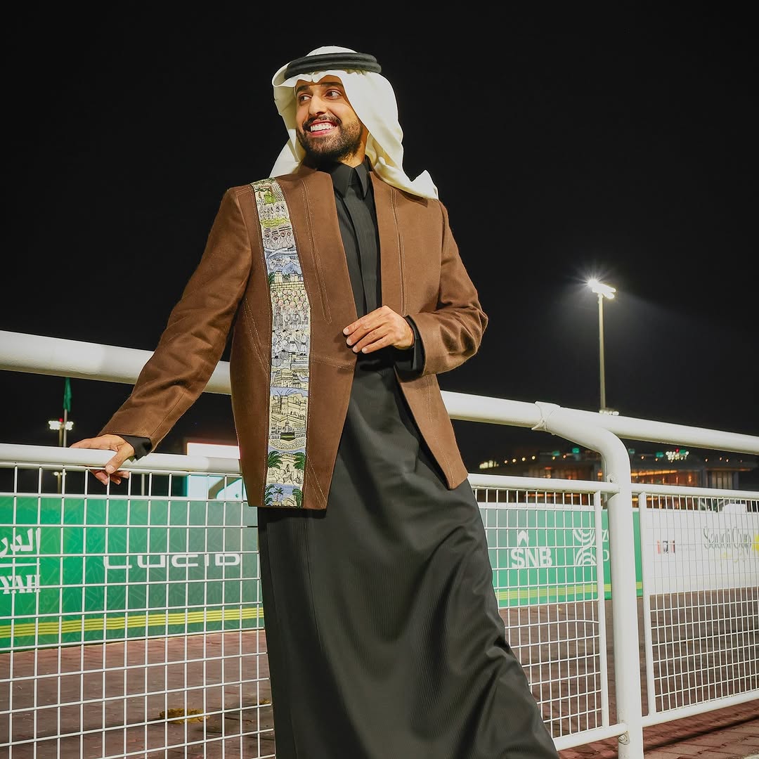 عبد اللطيف عطاءالله بسترة مميزة