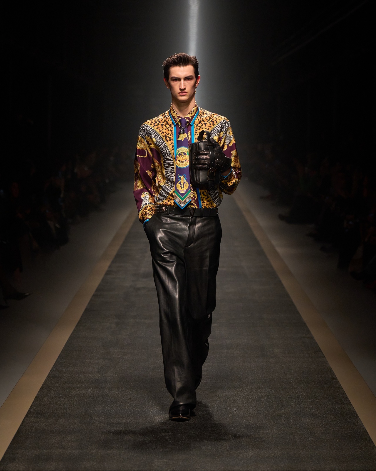 قميص بألوان وطبعات جريئة من إرث Versace